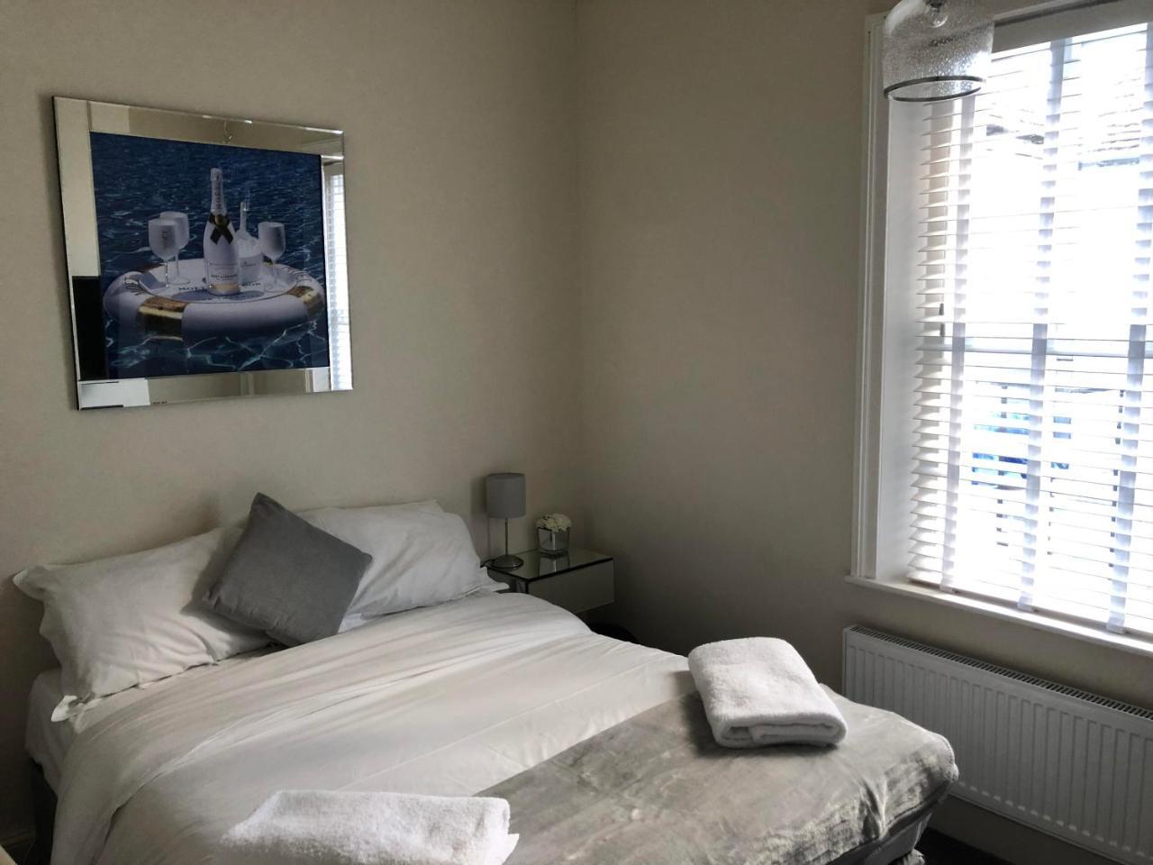 Saffron Suite And Kitchen Сафрън Уолдън Екстериор снимка